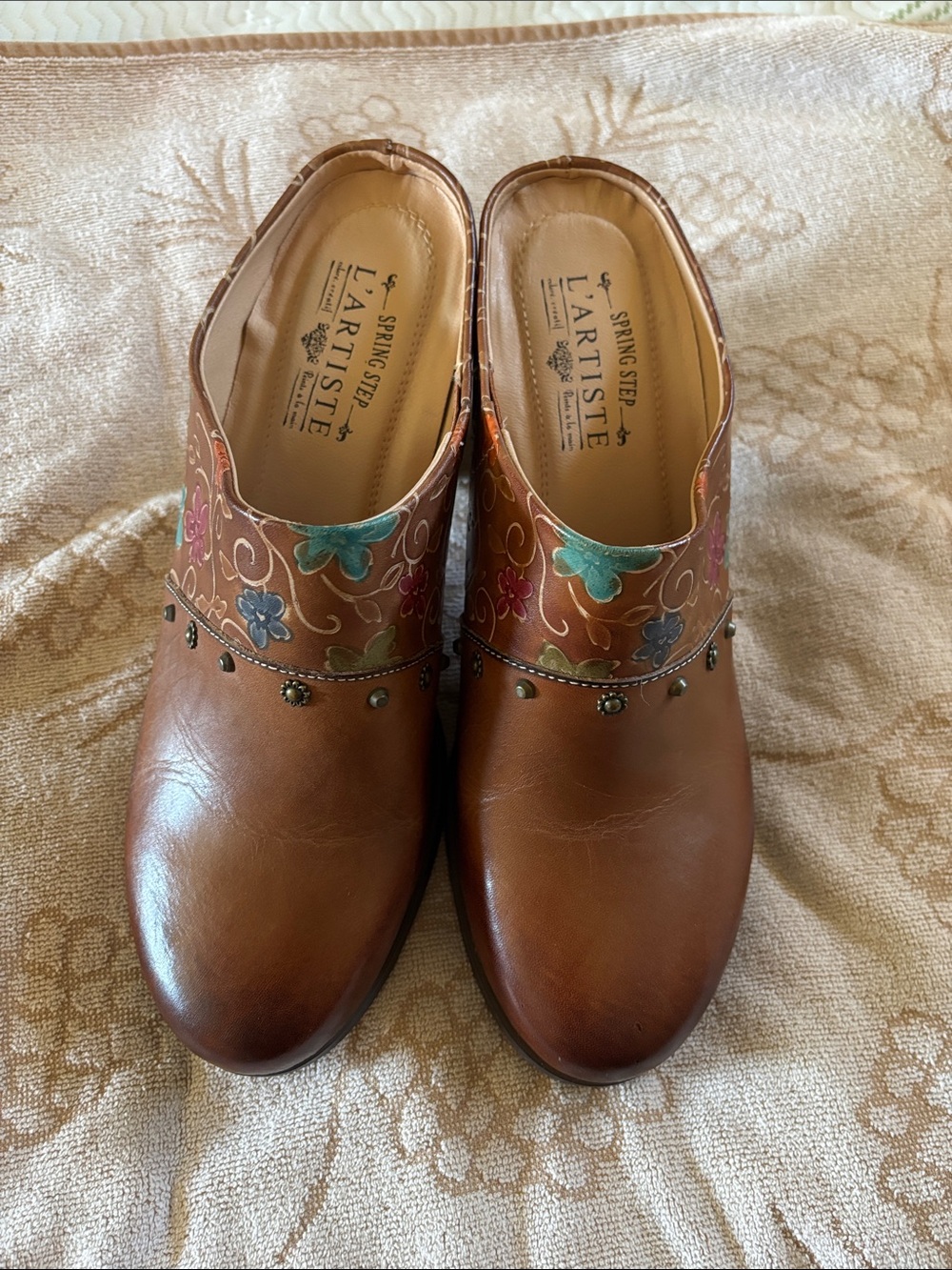 L'ATISTE Brown Leather Floral-Embellished Mule Clogs
